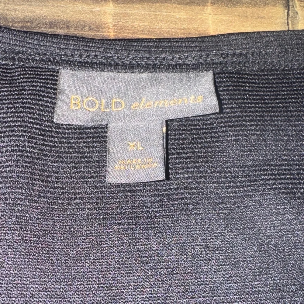 BOLD elements Black Crop Top - Picture 3 of 8